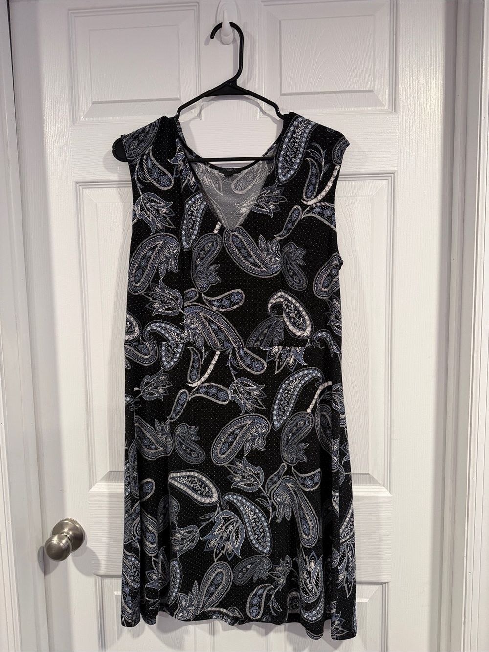 Ann Taylor Black Paisley V-Neck Sleeveless Dress